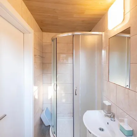Apartment New With Aircon & Free Parking