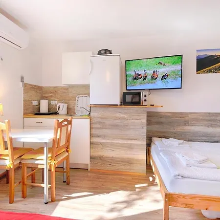 Apartment New With Aircon & Free Parking *